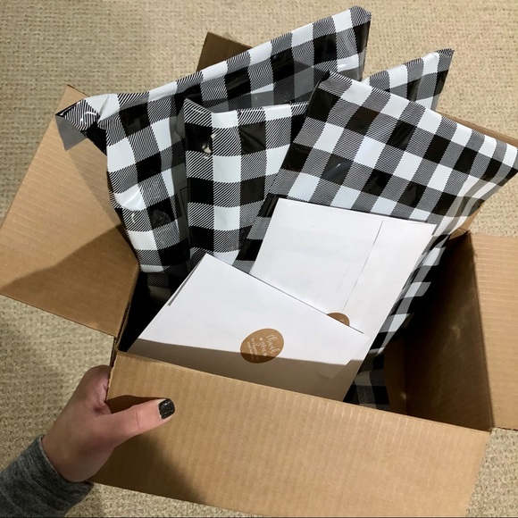 WELCOME TO MY POSH CLOSET ❤️ - Picture 4 of 9